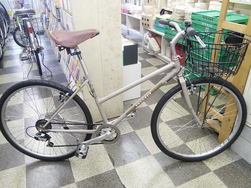 中古自転車 Peugeot Metro プジョー メトロ クロスバイク 26インチ 7段変速 カンチブレーキ タイヤ新品 前カゴ付 ライトブラウン 古本と中古自転車の現代屋