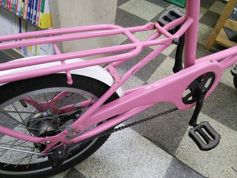 リアバスケットを装備した女性のための小径電動アシスト自転車