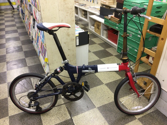 中古自転車 Tommy Hilfiger トミーヒルフィガー ダホンoem 折りたたみ自転車 インチ 外装7段変速 軽量アルミフレーム ダークブルー ホワイト レッド 古本と中古自転車の現代屋 中古自転車 Tommy Hilfiger トミーヒルフィガー ダホンoem 折りたたみ自転車 インチ 外装7段変速 軽量アルミフレーム ダークブルー ホワイト レッド 古本と中古自転車の現代屋