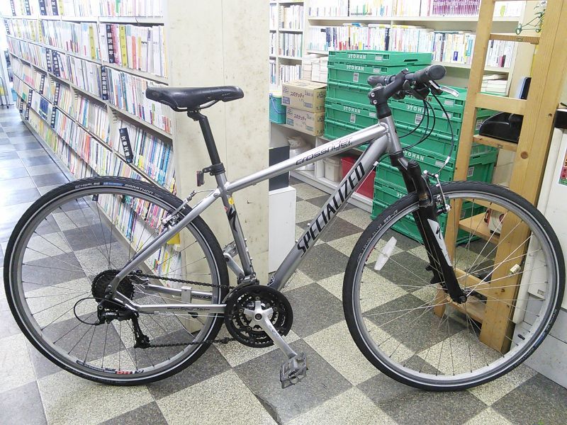 中古自転車〕SPECIALIZED スペシャライズド crossrider クロスライダー クロスバイク 700×38C 3×8段変速 アルミフレーム  フロントサスペンション シルバー 古本と中古自転車の現代屋